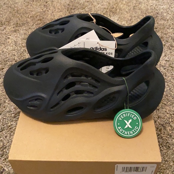 Yeezy Foam Mineral Blue (kids) - Picture 3 of 8